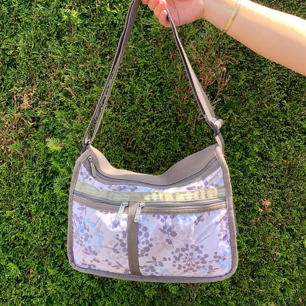 Like new Lesportsac Deluxe Everyday Bag.